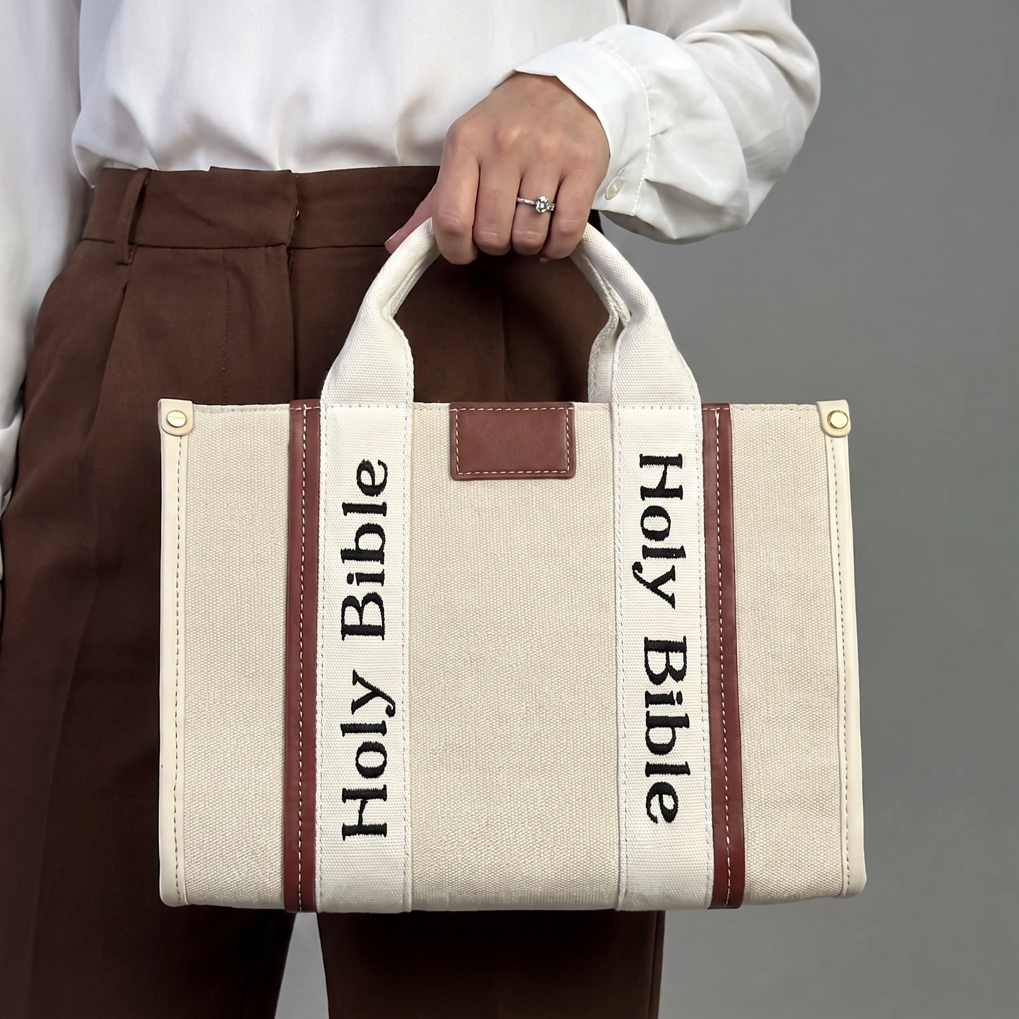Le sac Holy Bible porté